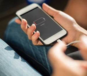 Conso : combien coûte le rechargement de votre smartphone chaque année ?